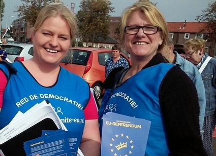 Vrijwilligers flyeren voor het referendum over EU-associatieverdrag met Oekraïne